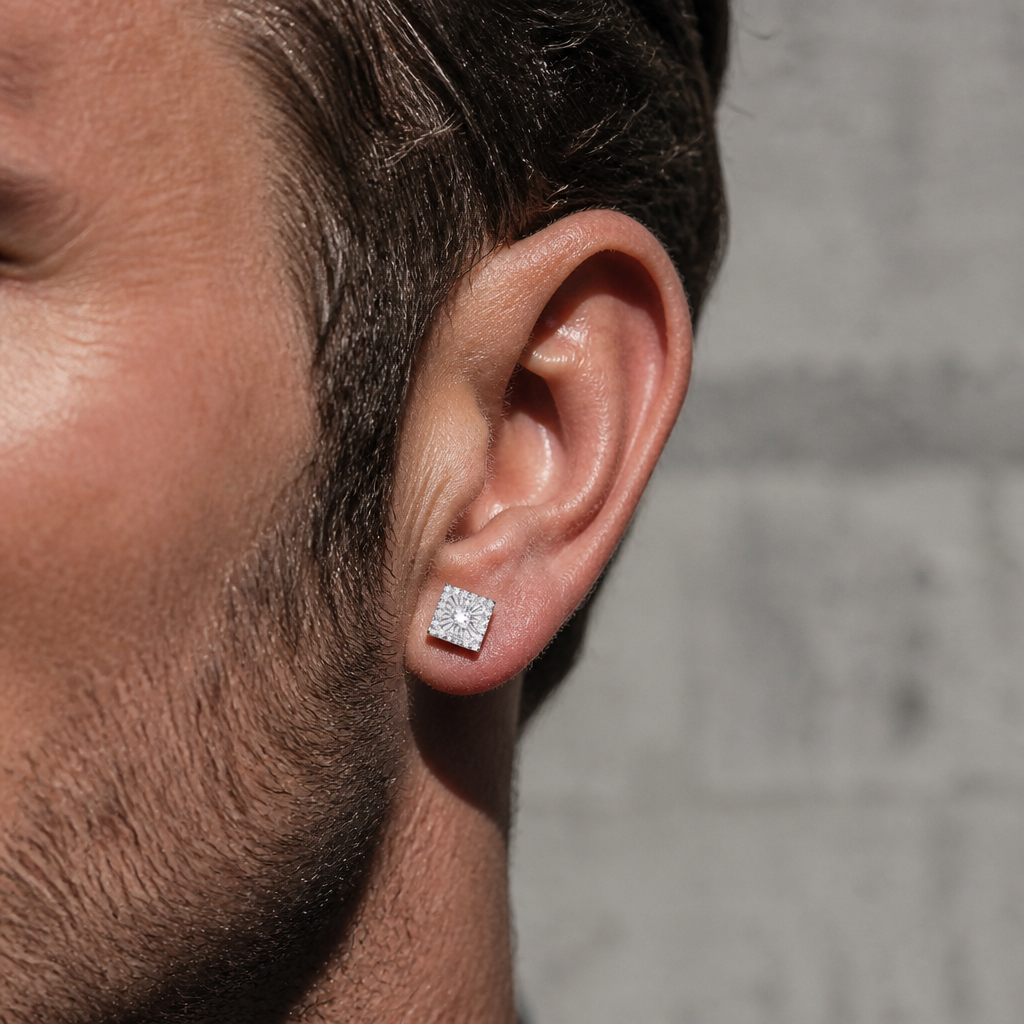 Homme portant la puce carrée pavée argent à l'oreille