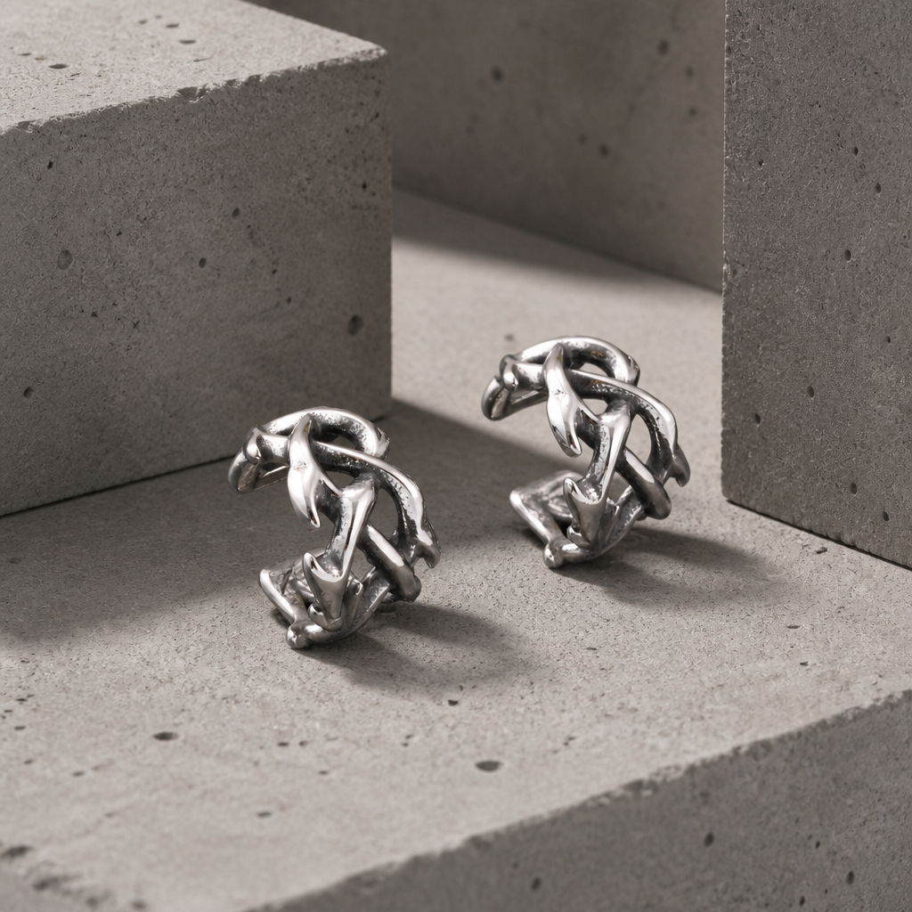 Ear cuffs à épines en acier argenté, vus de trois quarts