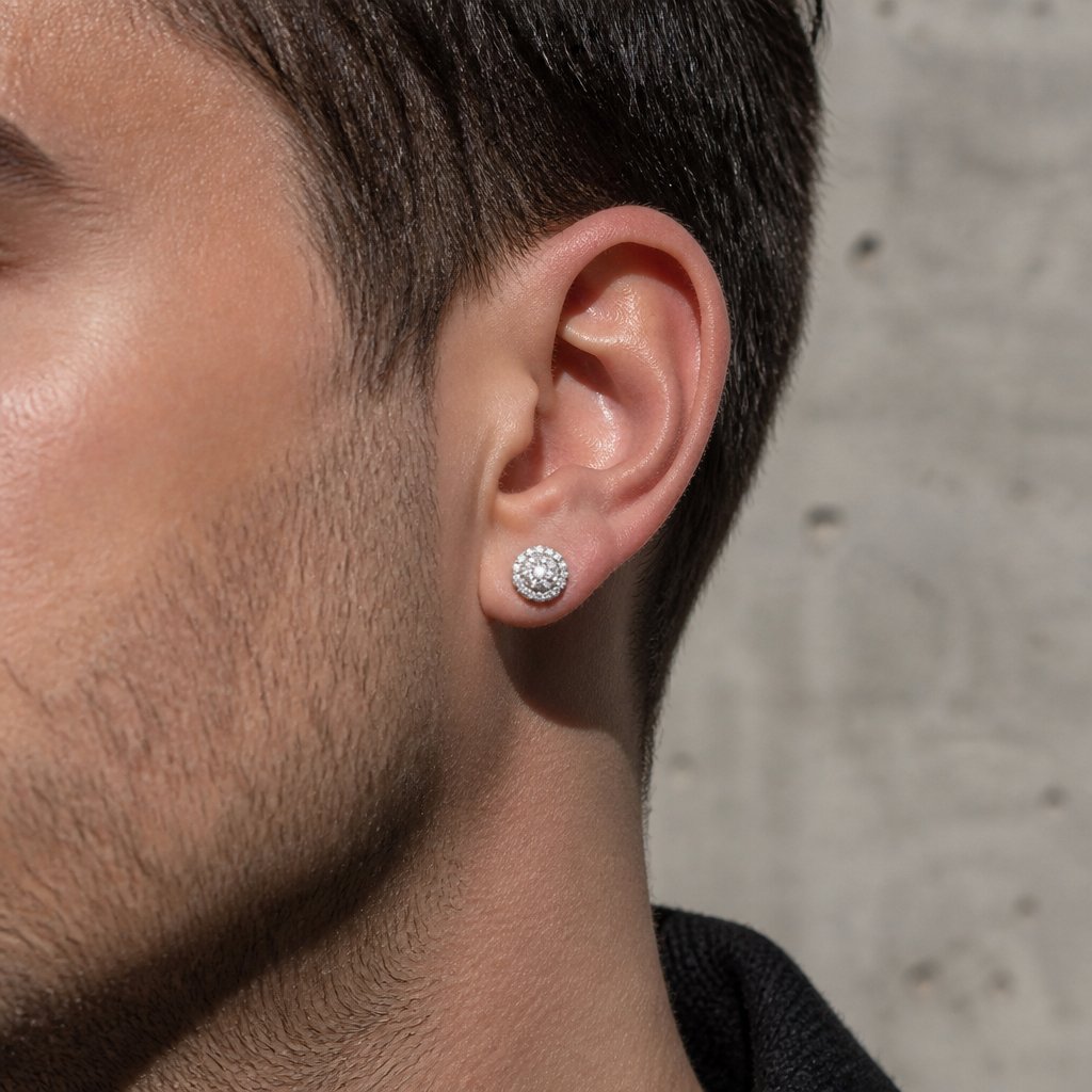 Homme portant une boucle d'oreille zirconium argentée à l'oreille