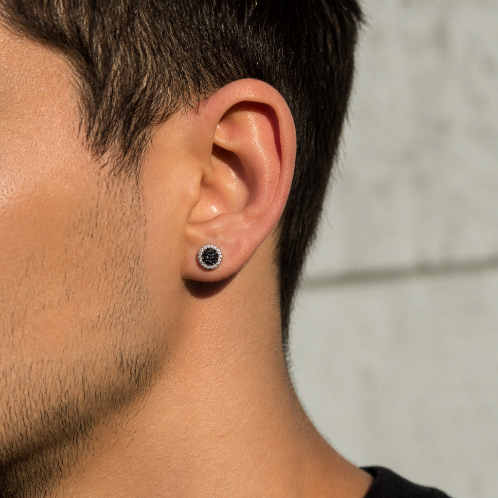 Homme portant une boucle d'oreille zirconium noire à l'oreille