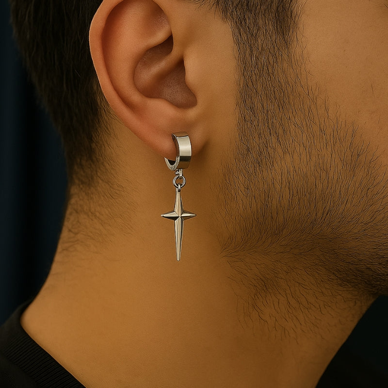 Boucle d'oreille pendante homme croix argentée portée - Anneau 