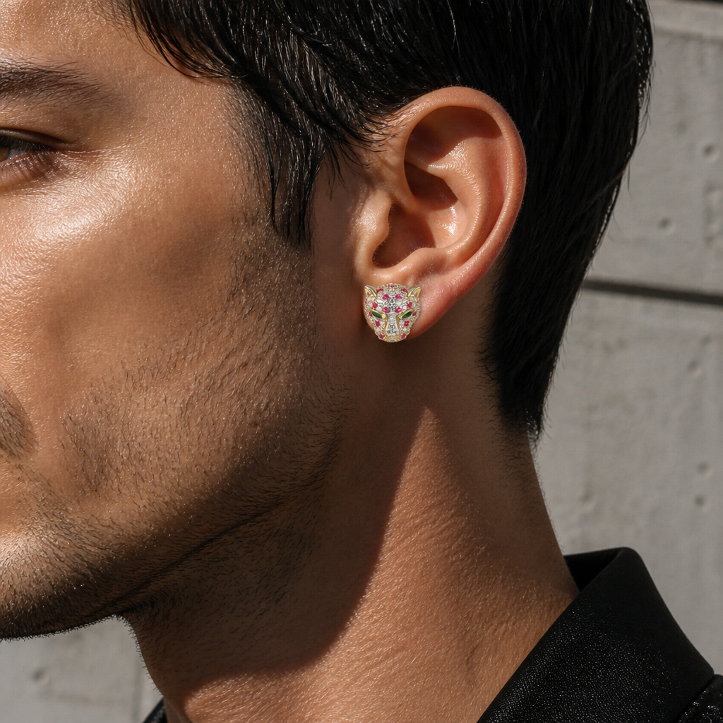 Homme portant la boucle d'oreille tête de léopard finition or à l'oreille, gros plan
