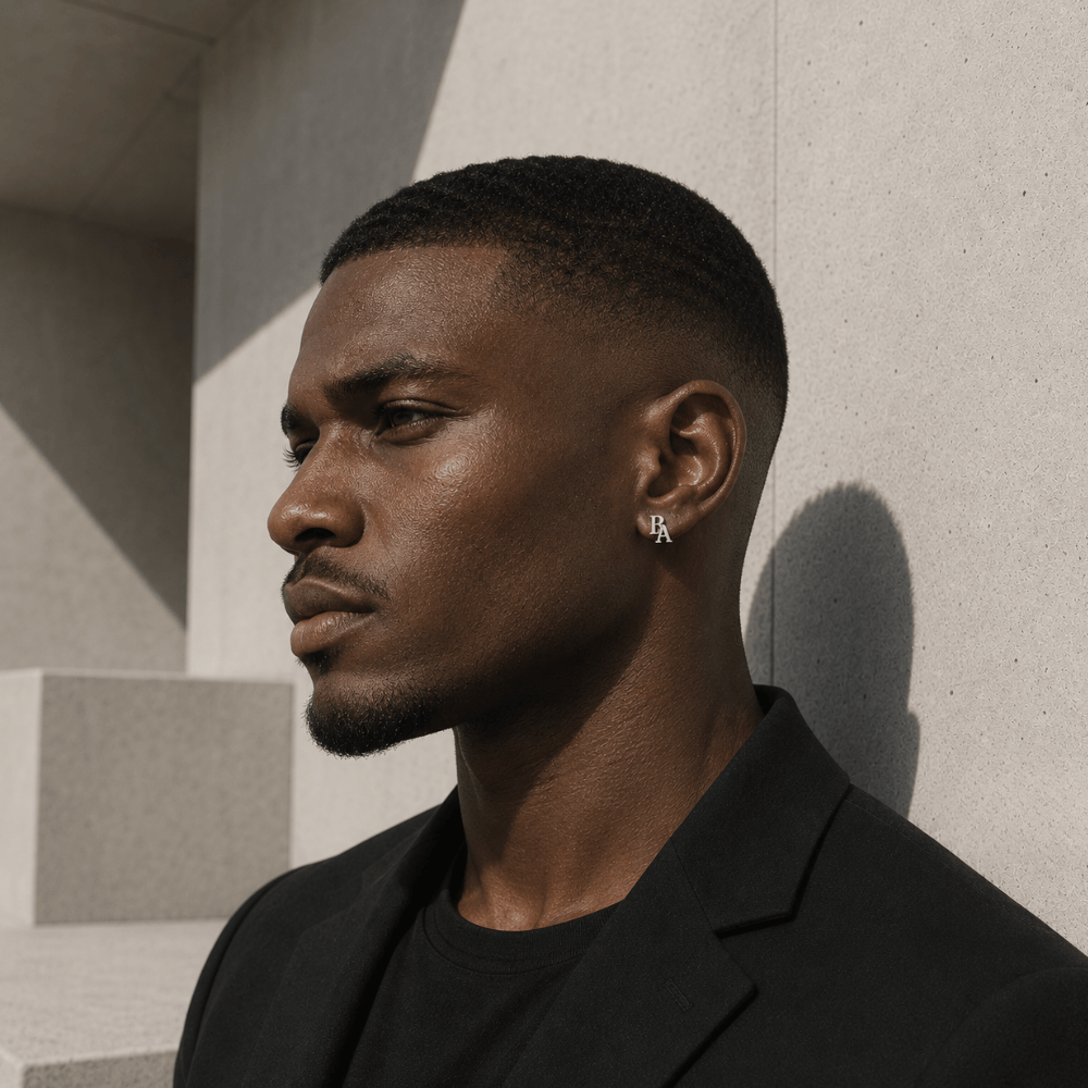 Boucle d'oreille personnalisable homme initiales finition argent portée