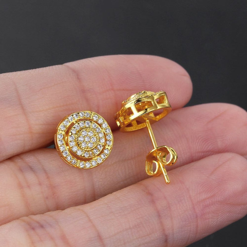 Boucles d'oreilles homme diamant or 6mm dans une main - taille réelle et brillance luxe