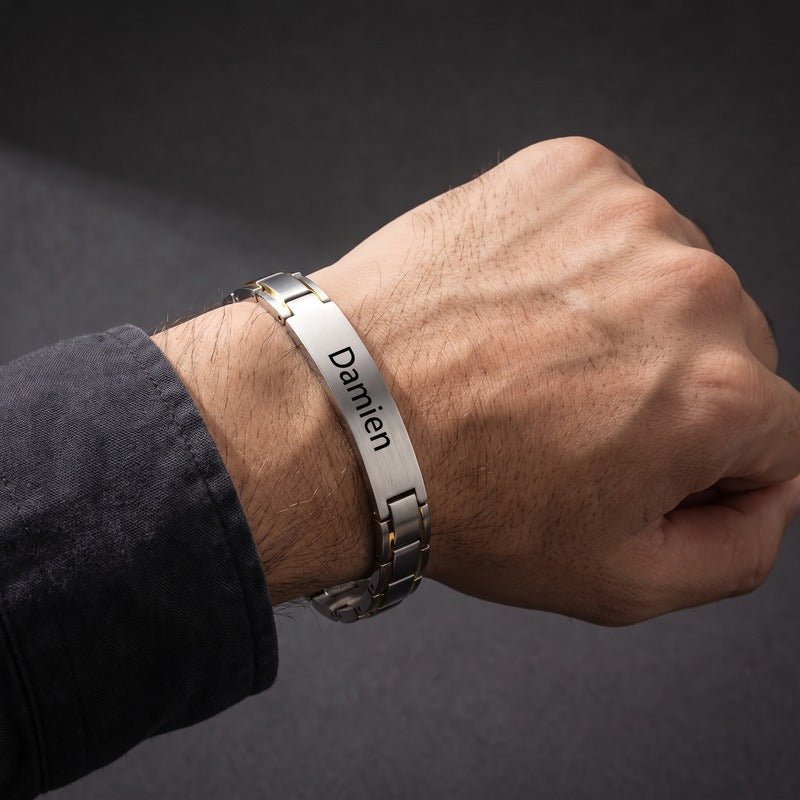 Bracelet acier noir homme porté au poignet en finition Argent à filets dorés