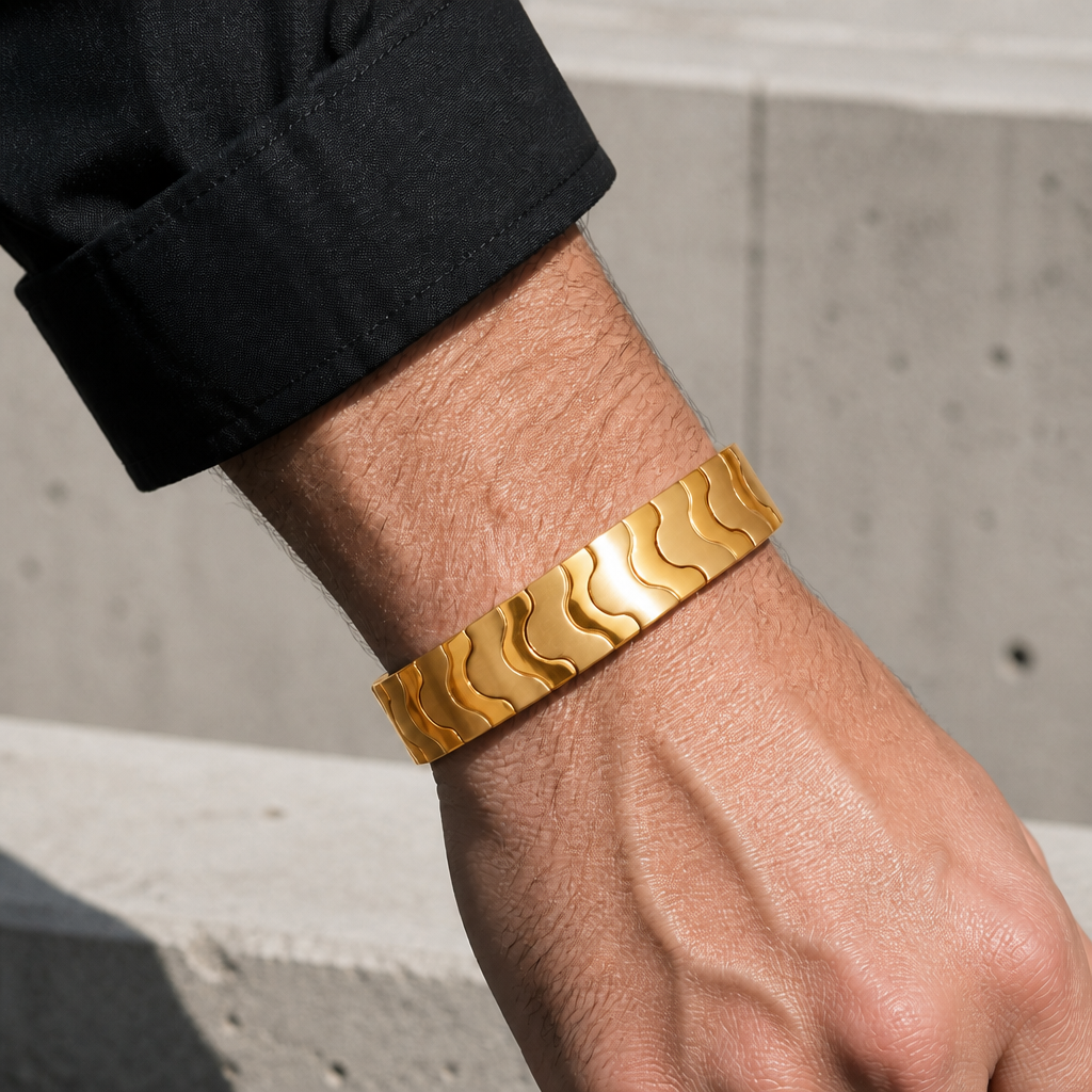 Bracelet aimanté homme or porté au poignet