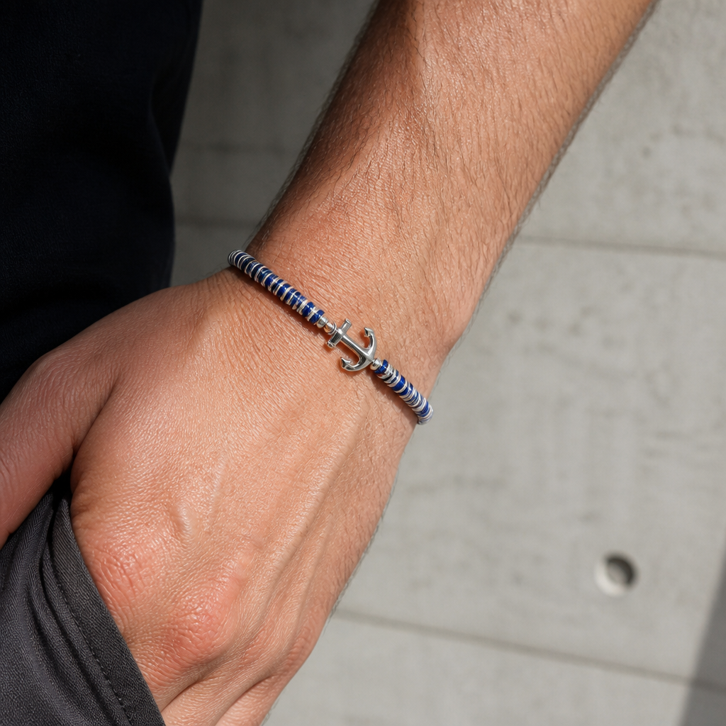 Bracelet bleu homme perlé à ancre porté au poignet