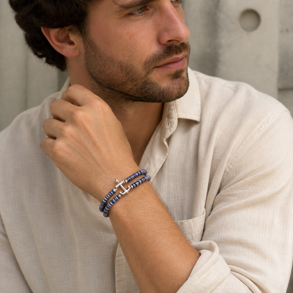 Bracelet bleu homme porté en double tour au poignet