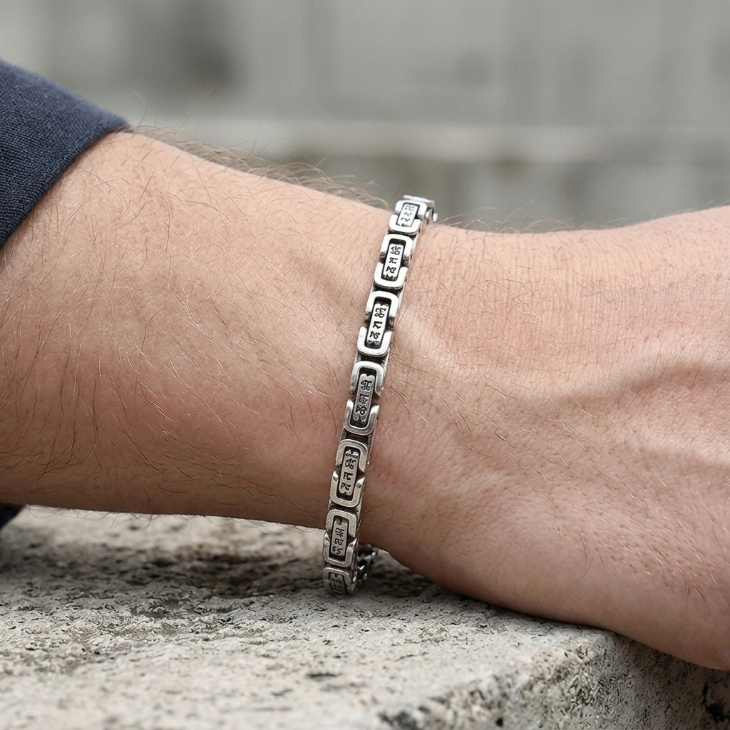 Bracelet bouddhiste homme porté, chaîne gravée serrée contre la peau du poignet