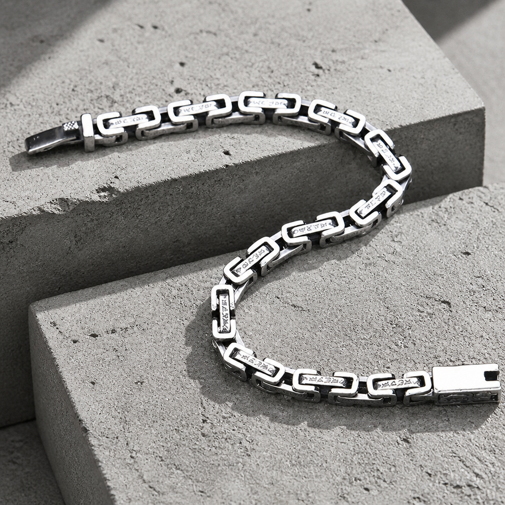Bracelet argent déplié en courbe, languette plate du fermoir sortie de son boîtier