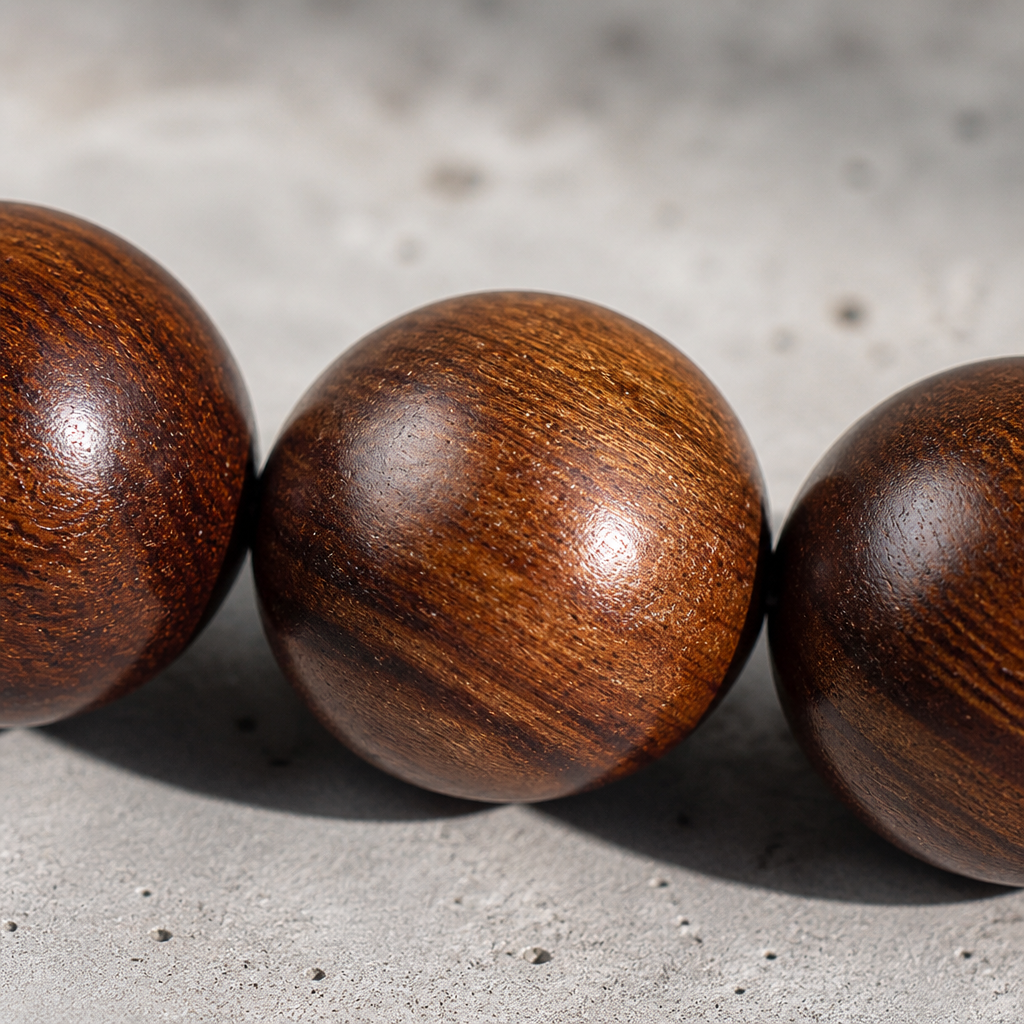 Macro des billes de bois massif poli d'un bracelet boule homme, grain apparent