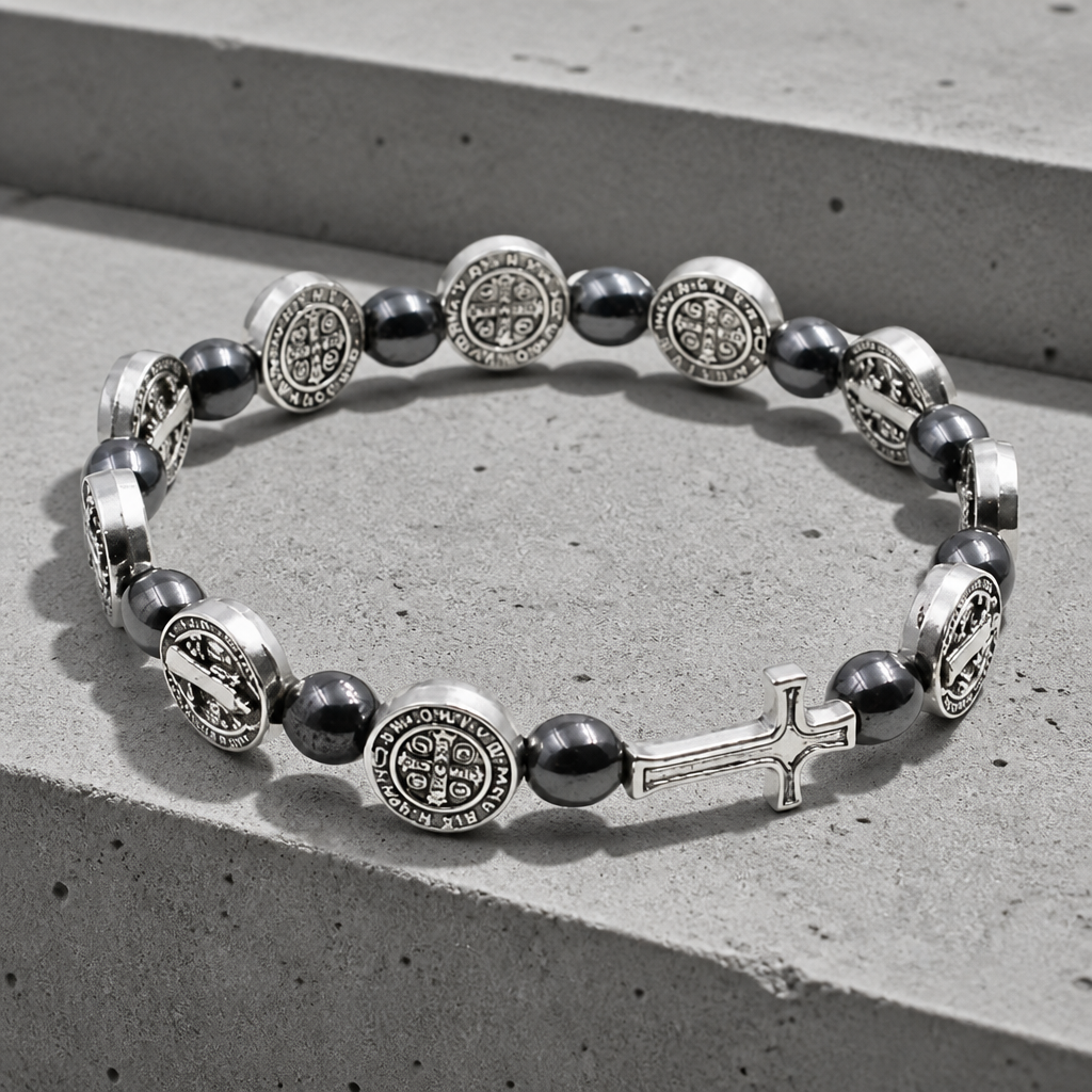 Le rang de perles gris anthracite vu de trois quarts sur une dalle de béton