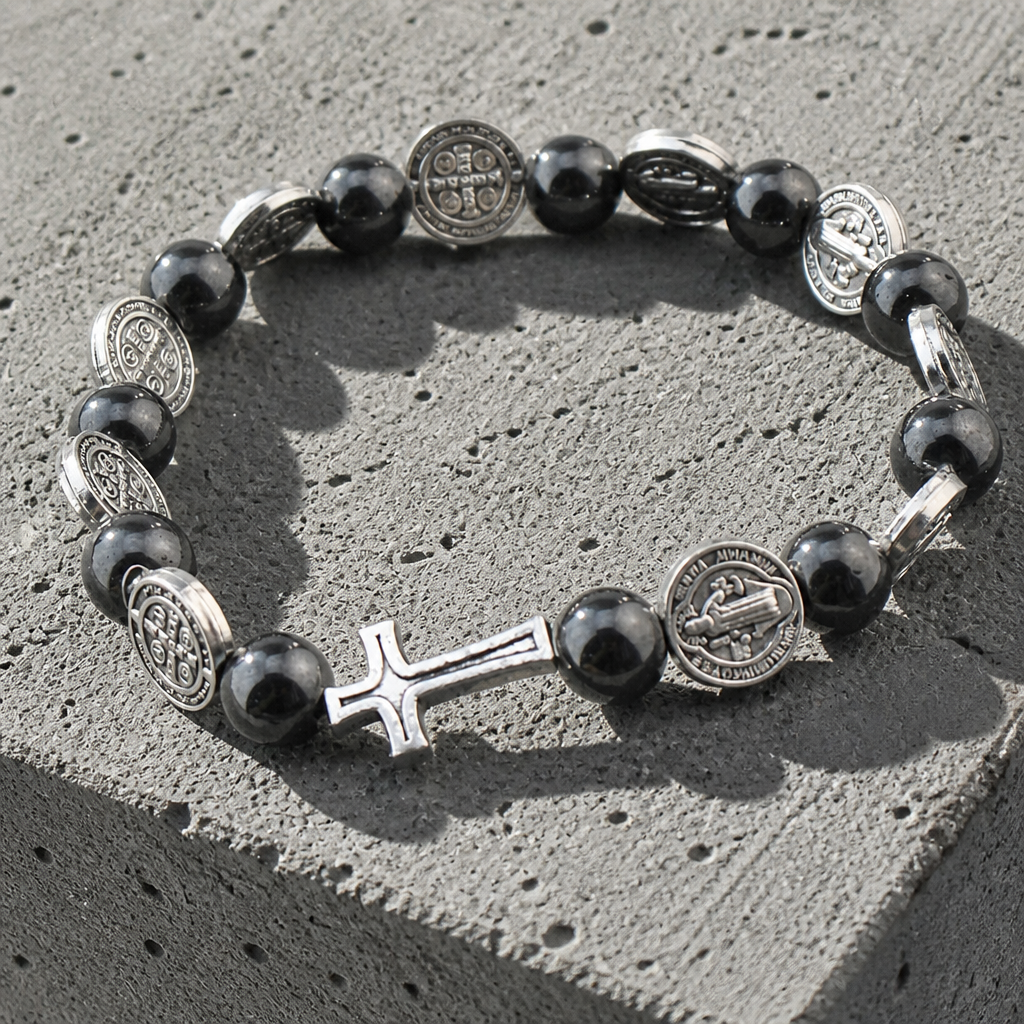 Vue de dessus du bracelet : médaillons ovales alternés avec les perles rondes
