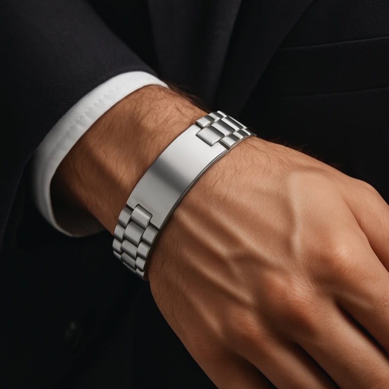Chaîne bracelet homme argent portée au poignet sous une manche de costume