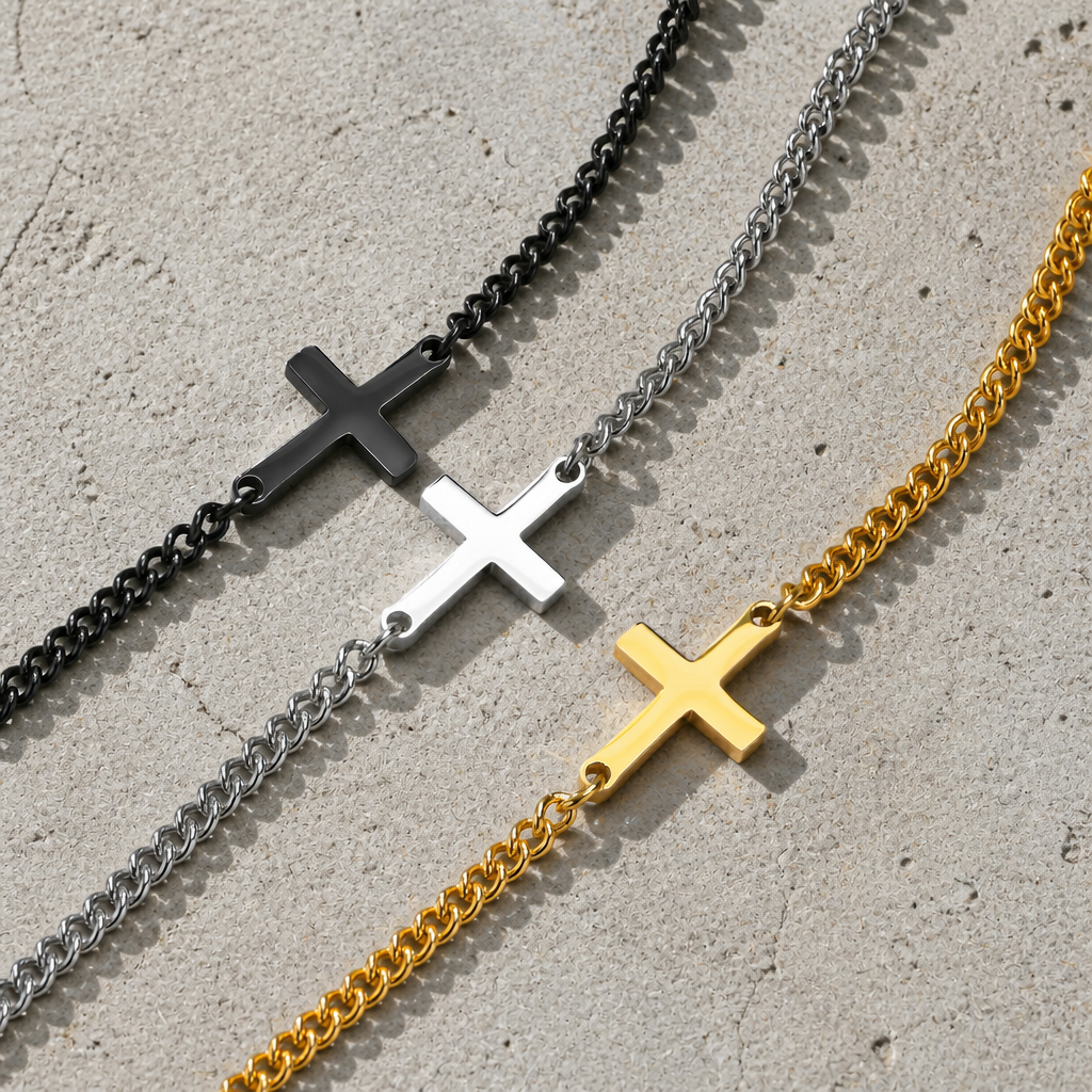 Macro des trois finitions du bracelet croix : noir, acier et doré