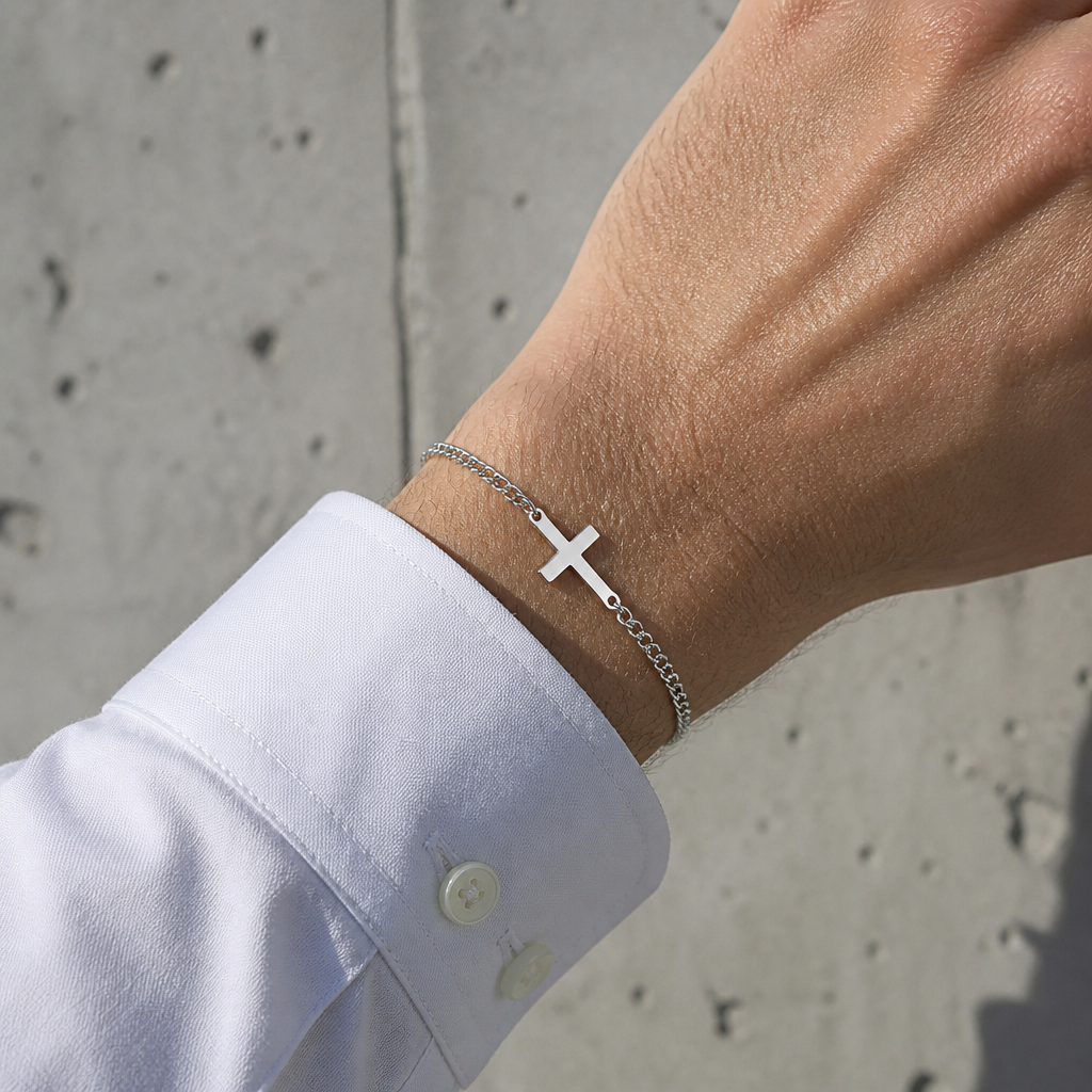 Bracelet chrétien homme acier porté au poignet sous une manchette de chemise