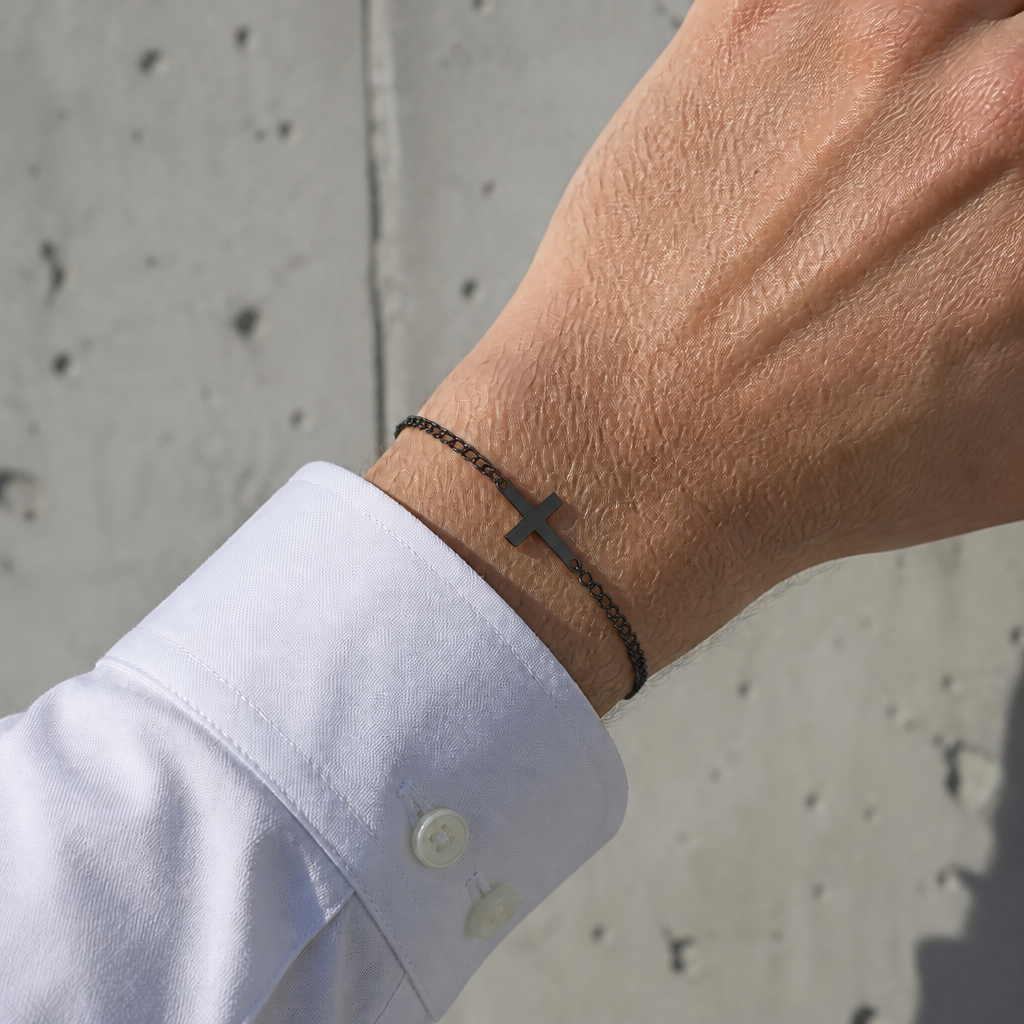 Bracelet chrétien homme noir porté au poignet