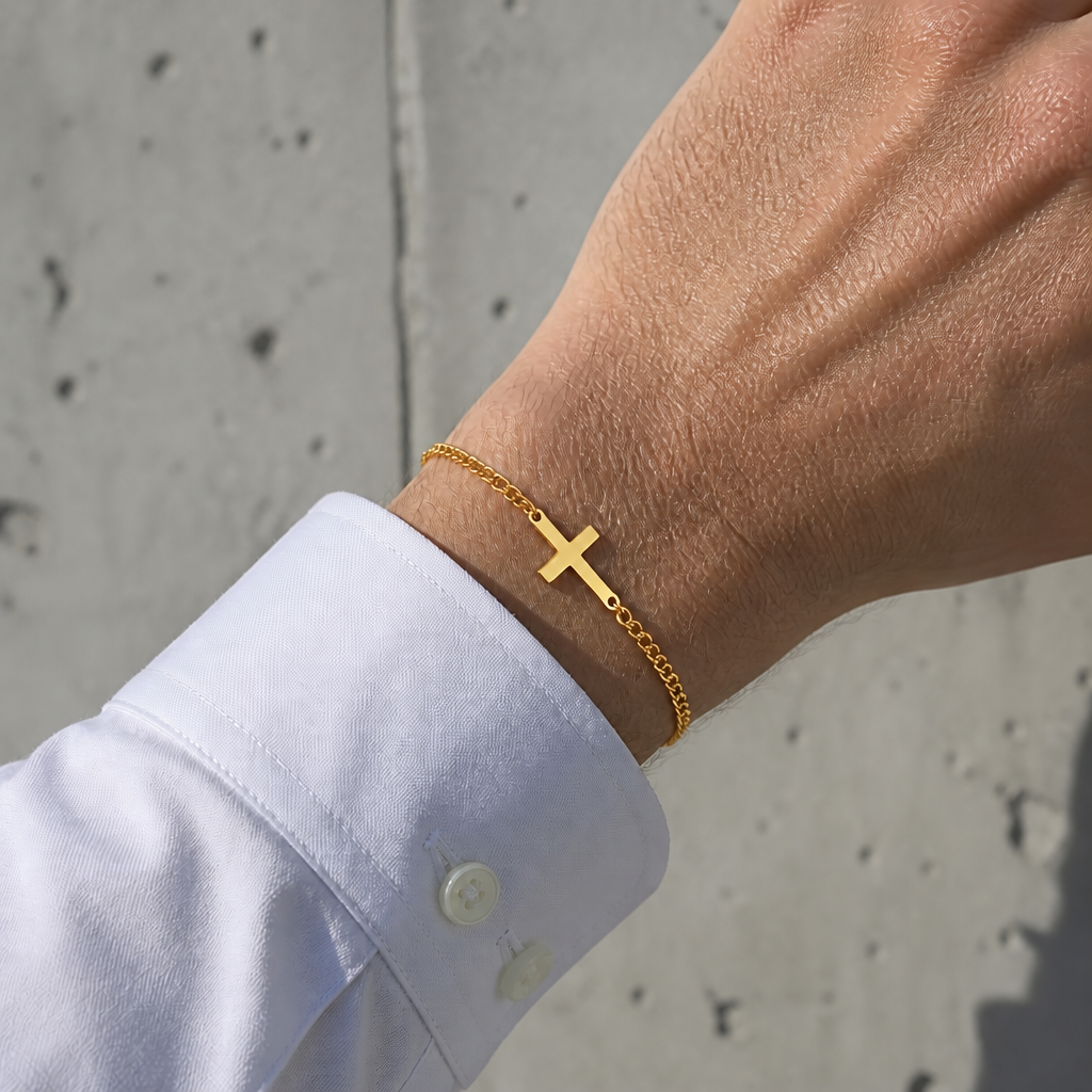 Bracelet chrétien homme doré porté au poignet