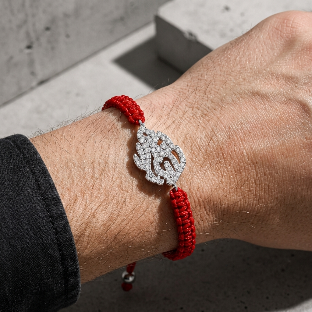 Bracelet cordon homme luxe rouge porté au poignet, plaque pavée en argent