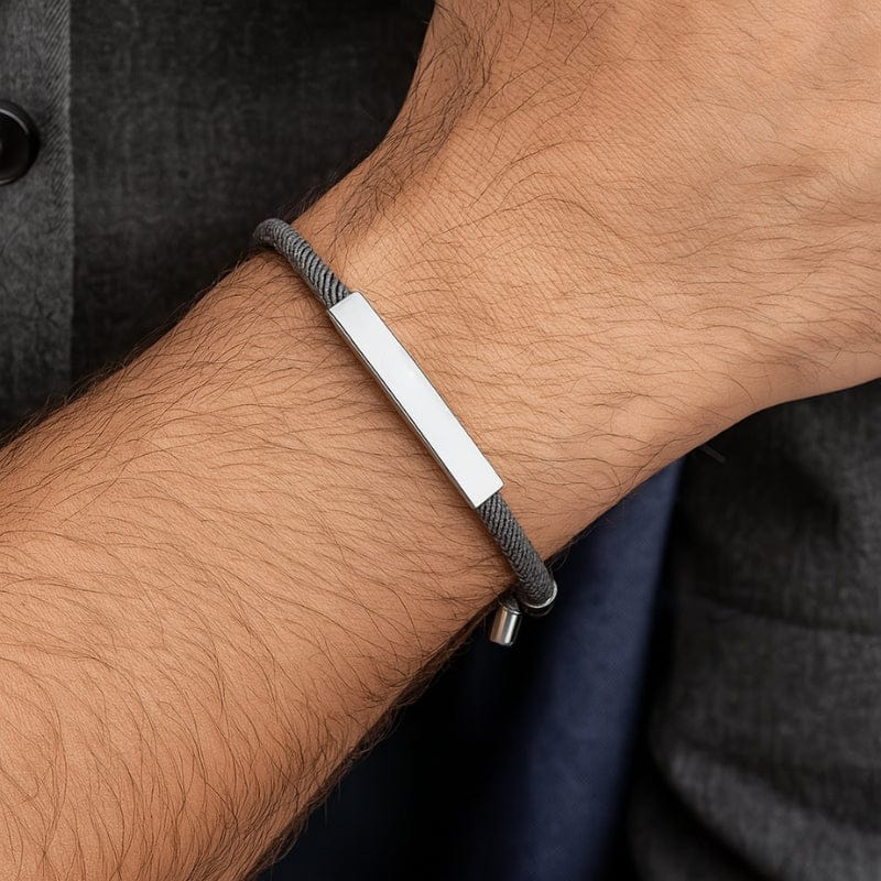 Bracelet homme à graver cordon gris porté au poignet, barrette argent