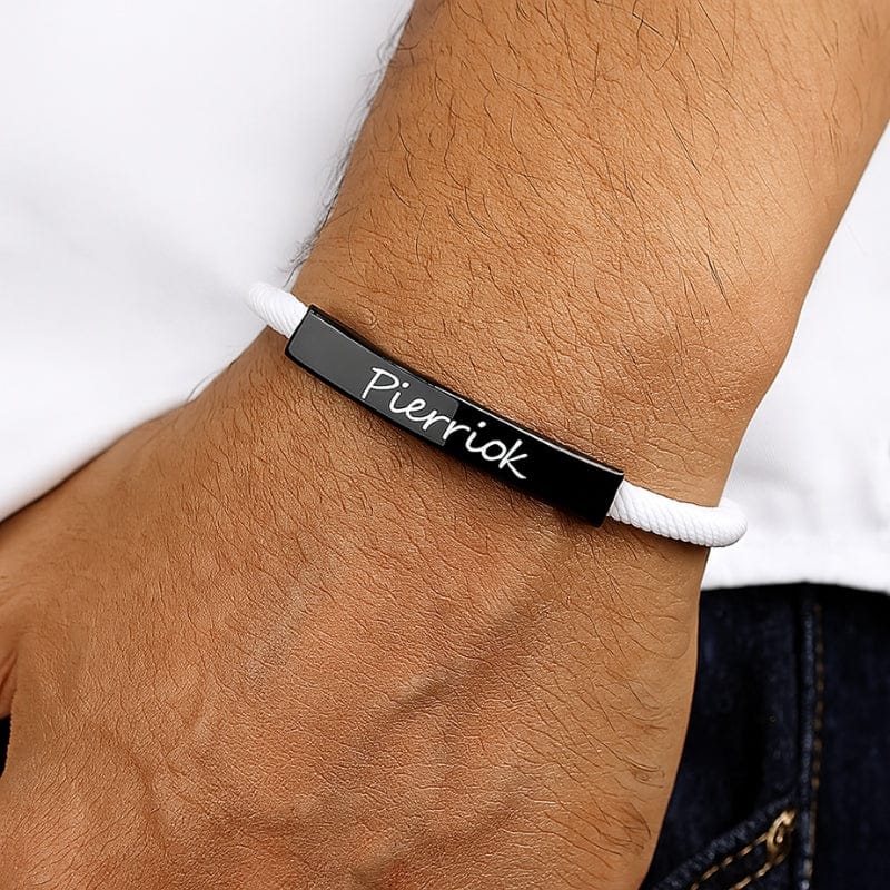Bracelet homme à graver porté au poignet, barrette noire gravée d'un prénom