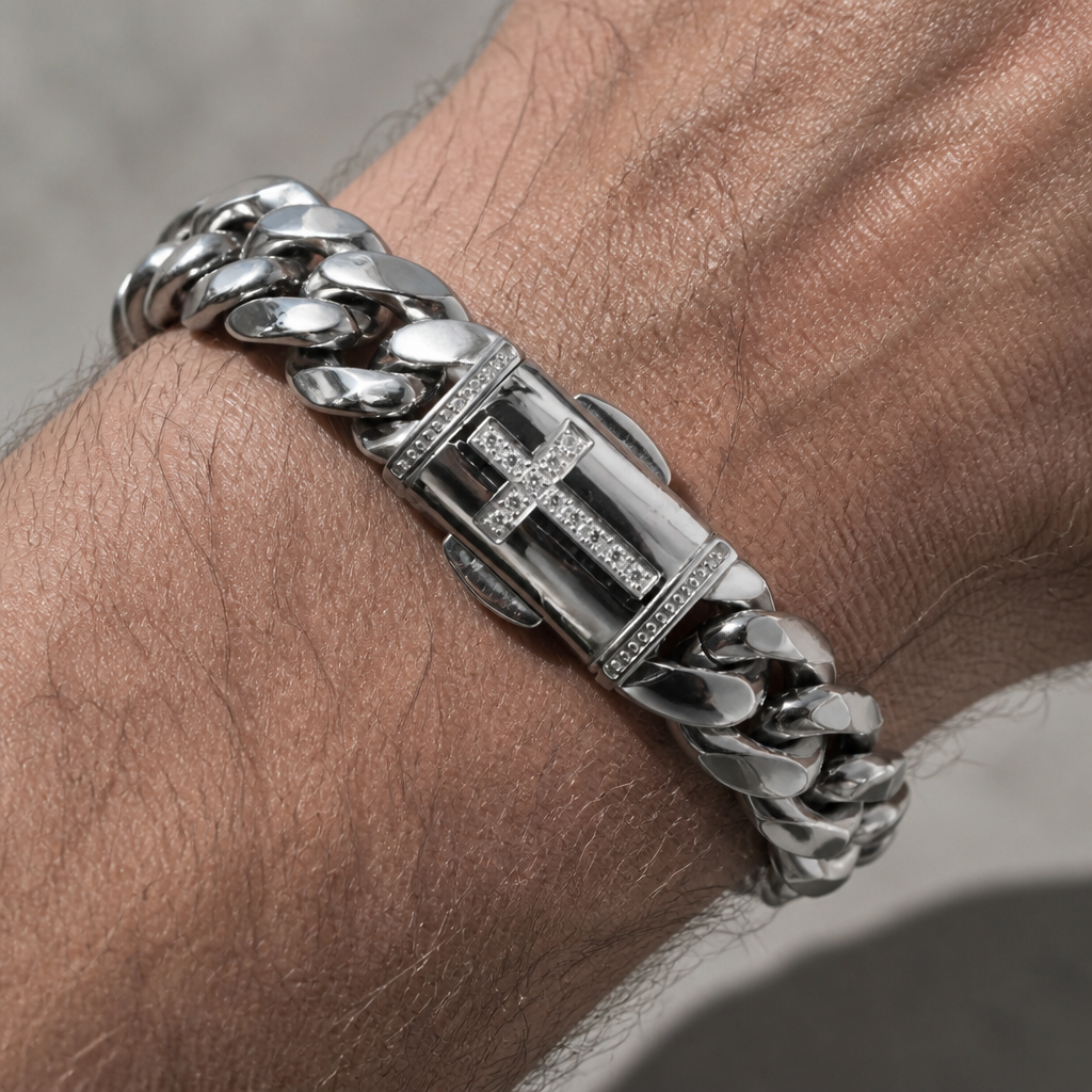Bracelet cubain homme acier porté au poignet, fermoir à croix pavée sur le dessus