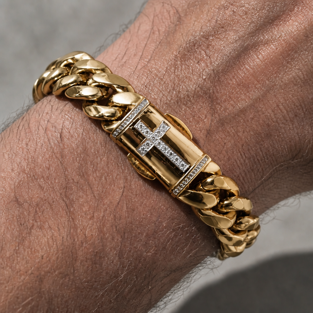 Bracelet cubain homme doré porté au poignet, fermoir à croix pavée sur le dessus