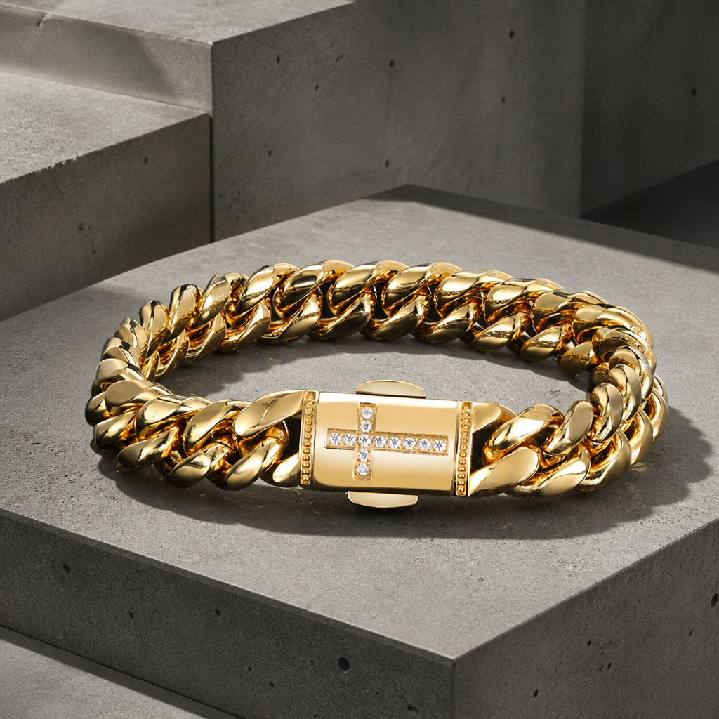 Bracelet cubain homme finition dorée, maille épaisse et fermoir à plaque avec croix pavée