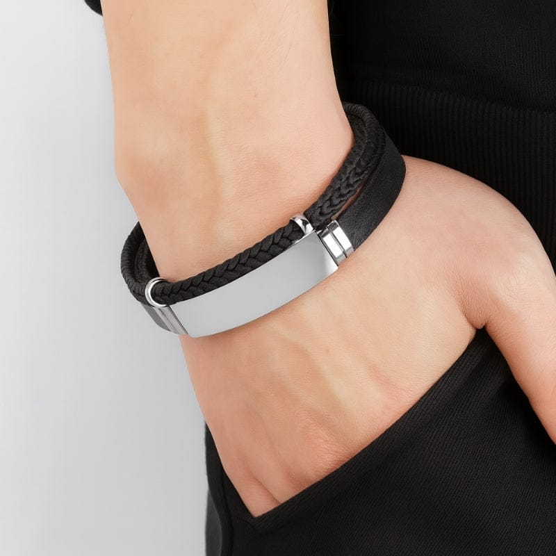 Bracelet homme personnalisé porté au poignet, plaque en acier argent