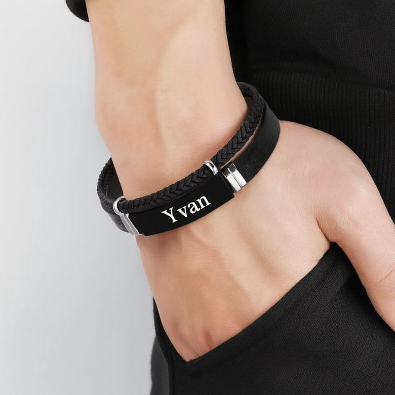 Bracelet homme personnalisé porté au poignet, plaque en acier noir