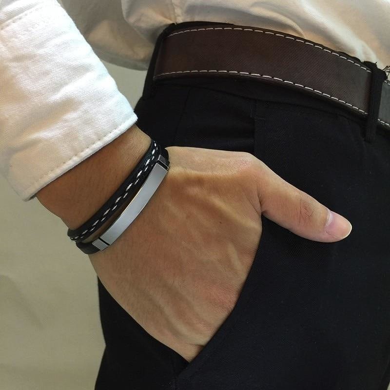 Bracelet cuir homme personnalisé finition argent porté au poignet