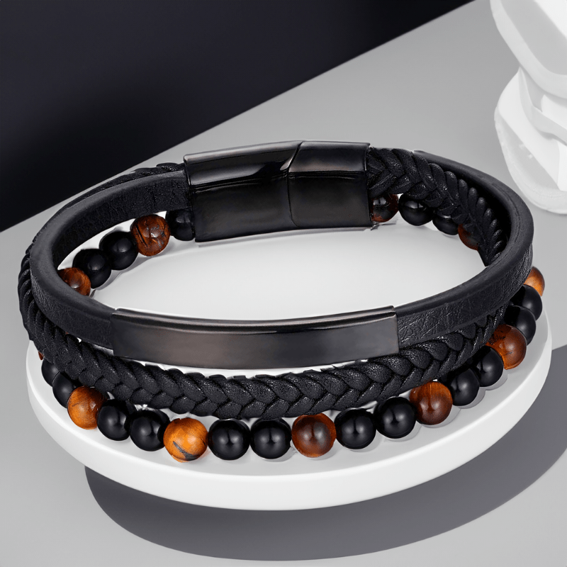 Bracelet noir homme en cuir et perles d'œil de tigre présenté sur un support blanc