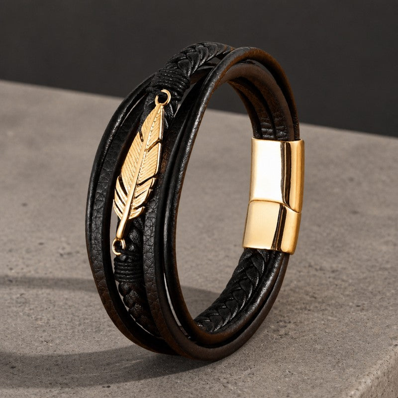 Bracelet cuir noir homme, plume dorée sur cinq brins et fermoir magnétique