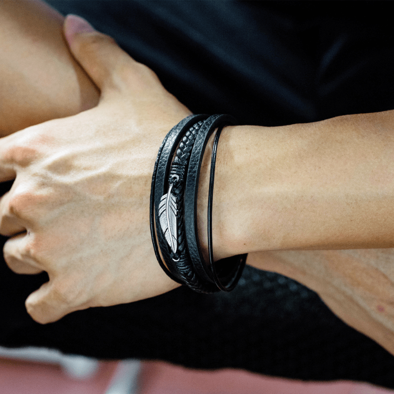 Bracelet cuir et plume acier finition argent porté au poignet