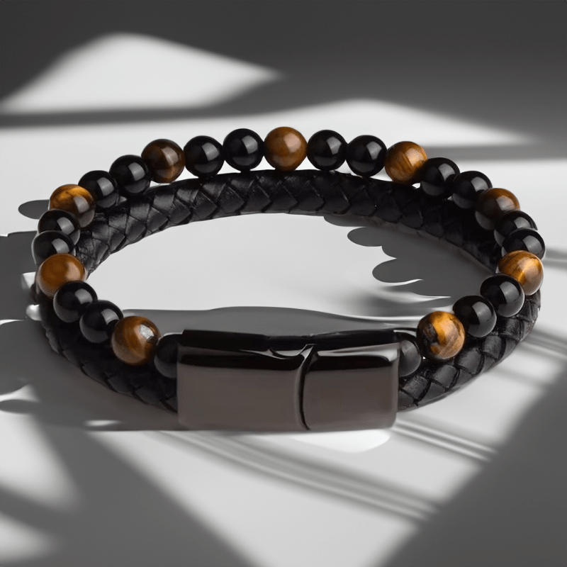 Bracelet homme perles d'œil de tigre et cuir tressé noir en lumière rasante