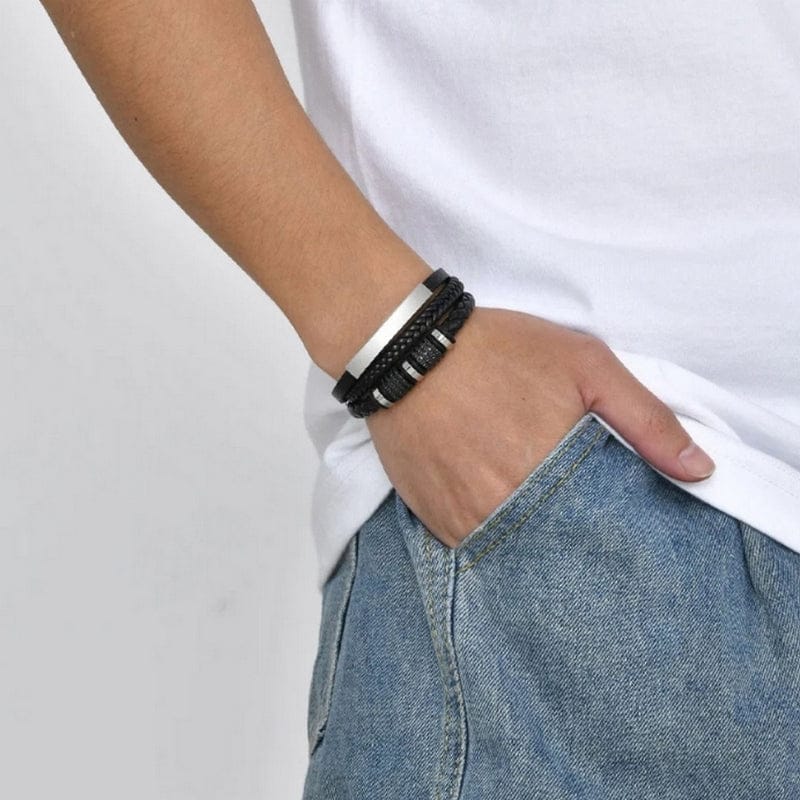 Bracelet gravure homme à plaque brossée porté au poignet, quatre rangs
