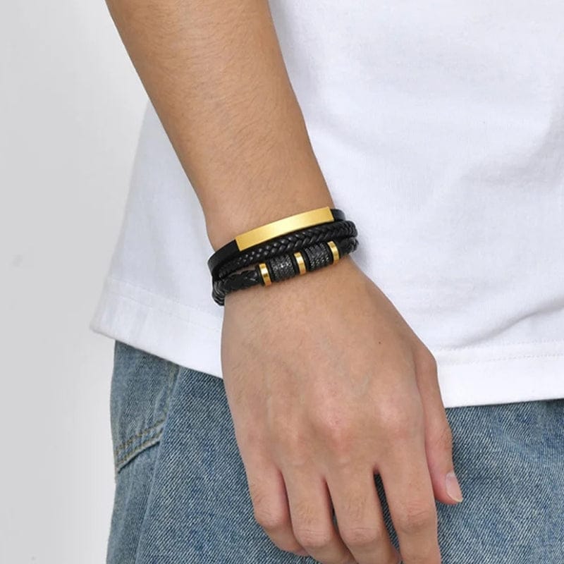 Bracelet gravure homme à plaque dorée porté au poignet