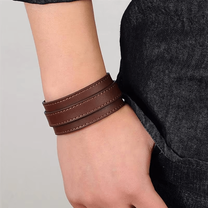 Bracelet de force homme en cuir marron porté au poignet