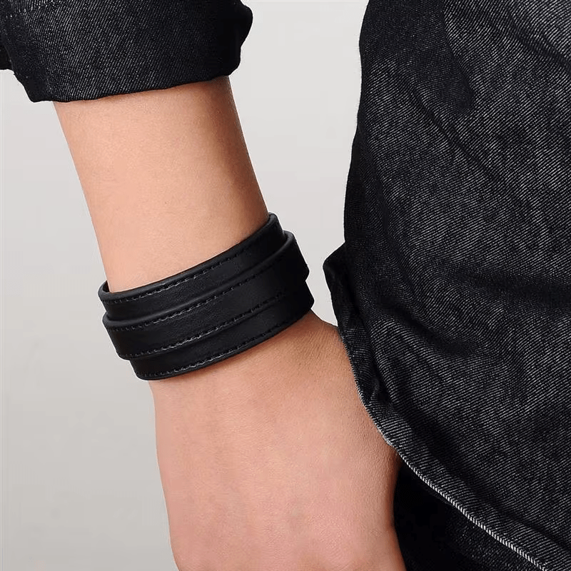 Bracelet de force homme en cuir noir porté au poignet