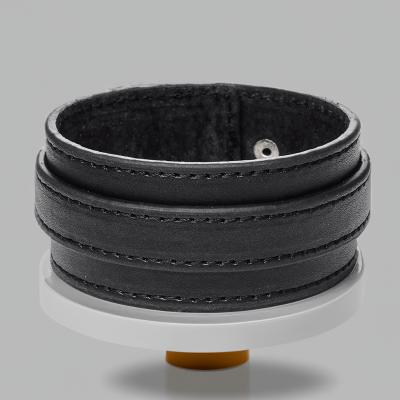 Bracelet de force homme en cuir noir large présenté sur un support