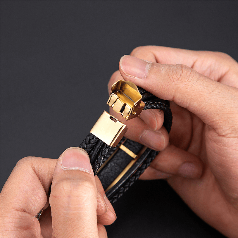 Fermoir à boîtier en acier doré ouvert à la main sur le bracelet homme ancre marine