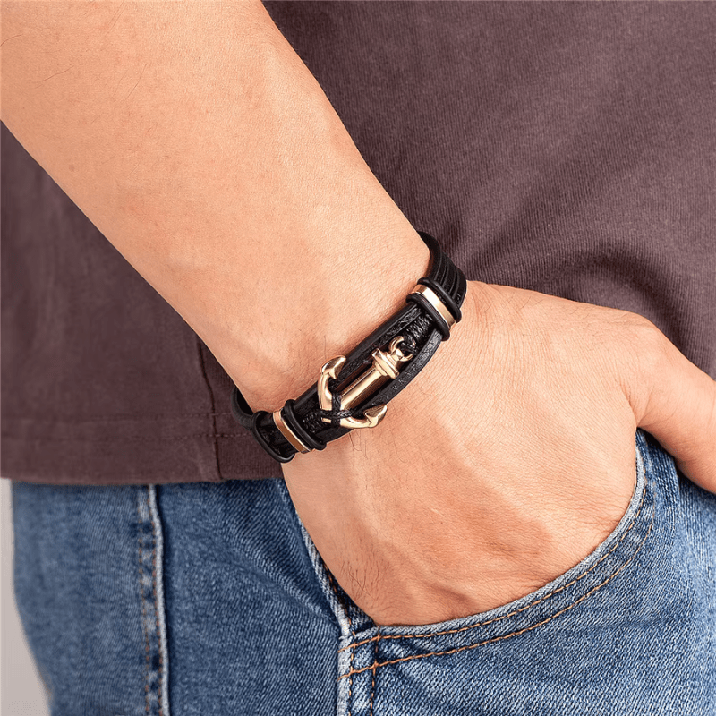 Bracelet homme ancre marine en cuir porté au poignet, ancre dorée