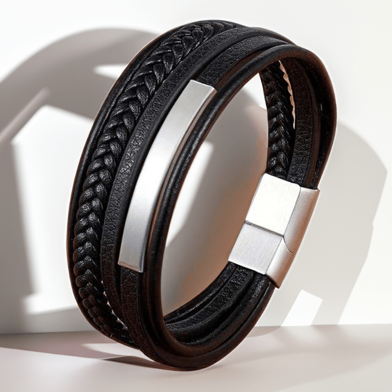 Bracelet homme tendance en cuir noir vu de trois quarts, plaque acier argent