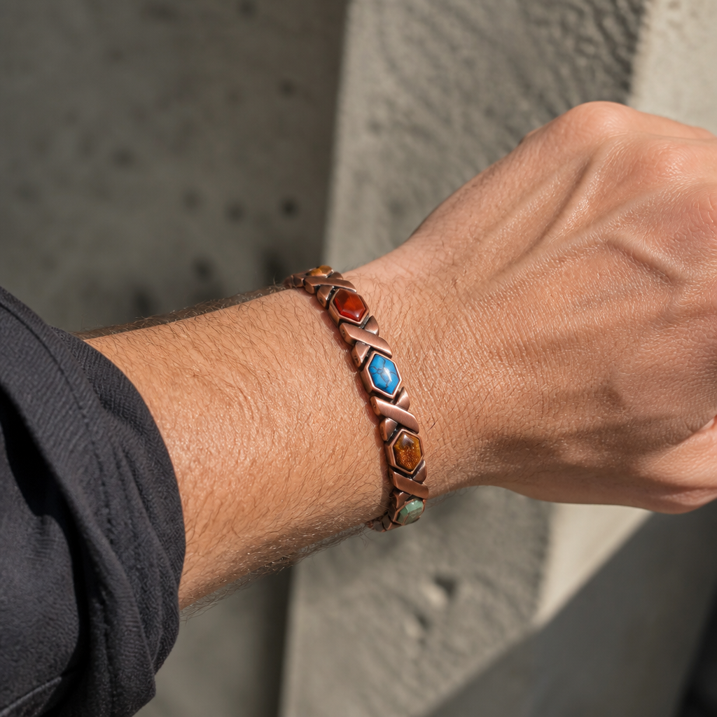 Bracelet fantaisie homme porté au poignet, cabochons colorés sur le dessus