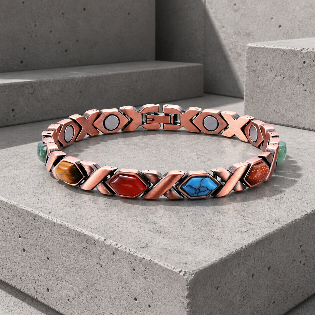 Bracelet fantaisie homme à maillons en X et cabochons colorés, finition cuivrée, posé sur du béton