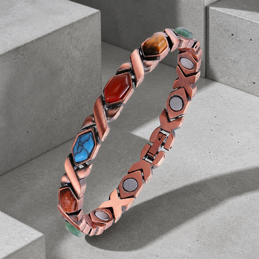 Bracelet homme aimanté vu de trois quarts, alternance de maillons en X et de cabochons