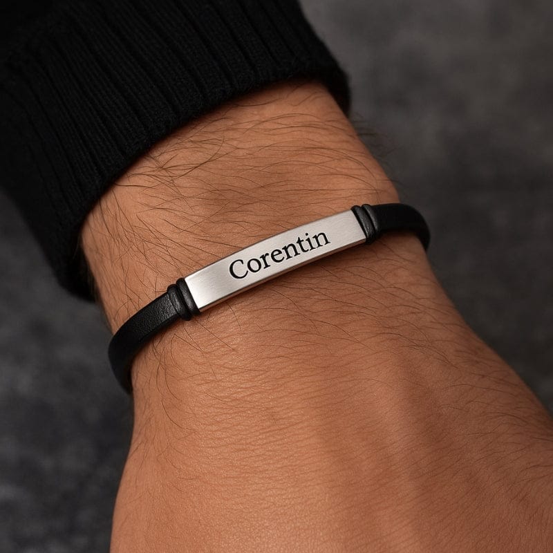 Bracelet fin homme personnalisé porté au poignet, barrette argent gravée