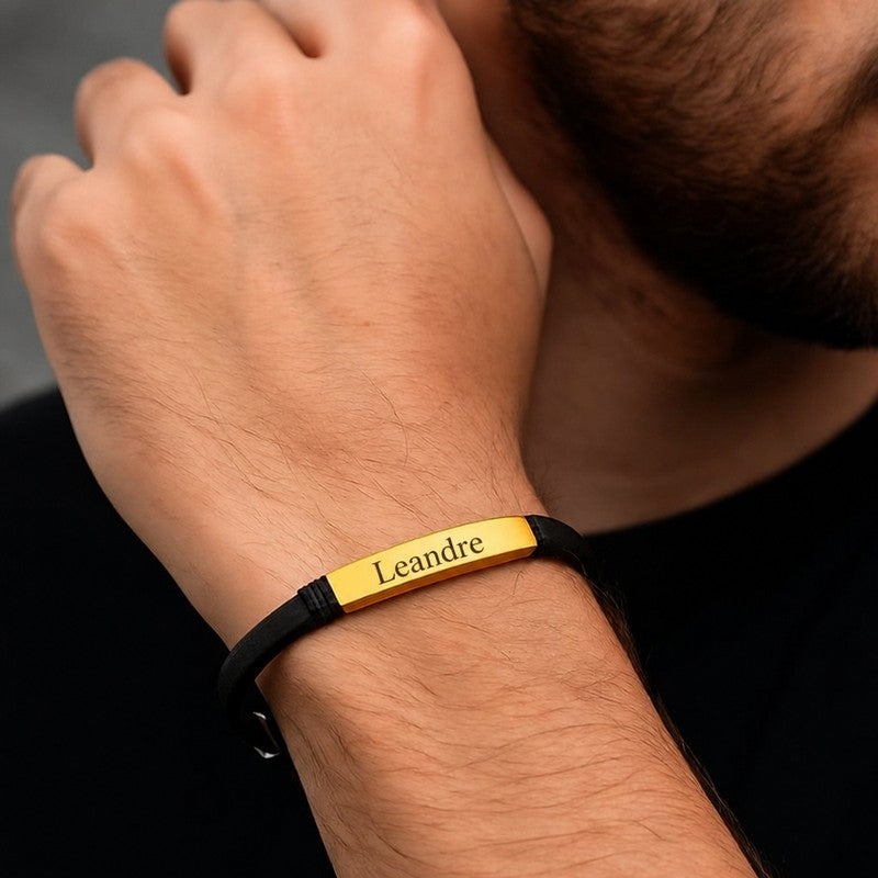 Bracelet fin homme porté au poignet, barrette dorée gravée