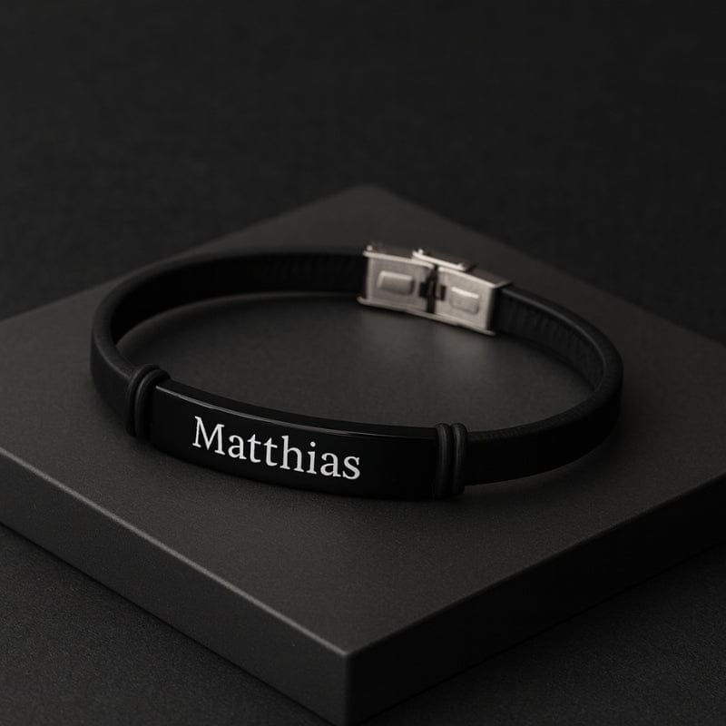 Bracelet fin homme, barrette noire gravée Matthias en lettres claires