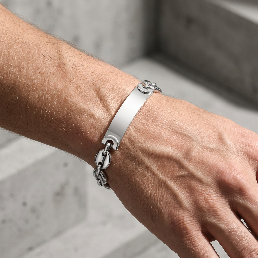 Bracelet graine de café argenté porté au poignet d'un homme
